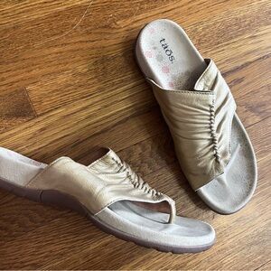 SOLD Taos 6 Gift 2 thong sandals champagne gold metallic soft comfort